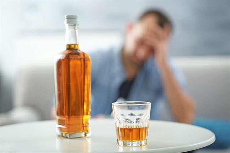 El consumo de alcohol afecta negativamente la función eréctil de un hombre