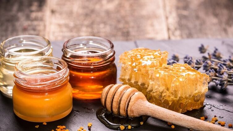 La miel es el remedio popular más eficaz para la potencia. 