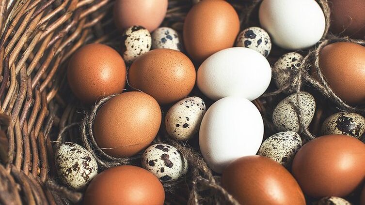 Los huevos de codorniz y gallina deben agregarse a la dieta de un hombre para mantener la potencia. 