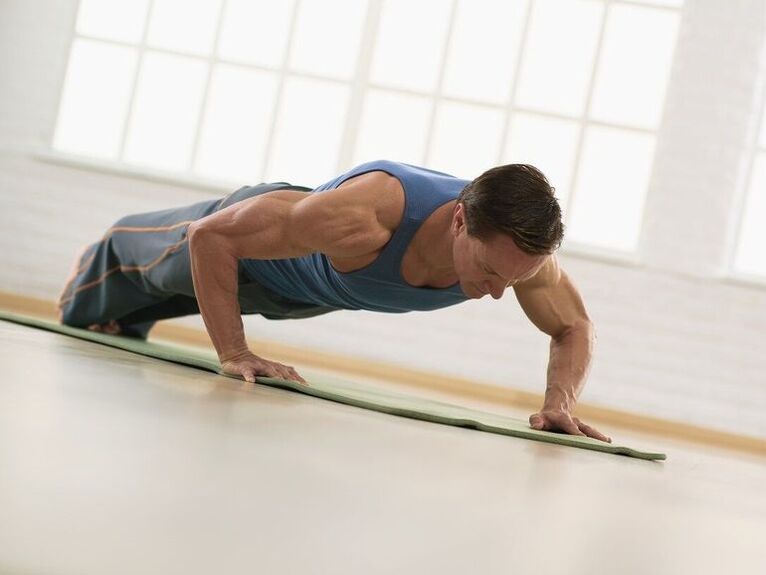 Un hombre realiza ejercicios físicos para prevenir la disfunción eréctil. 