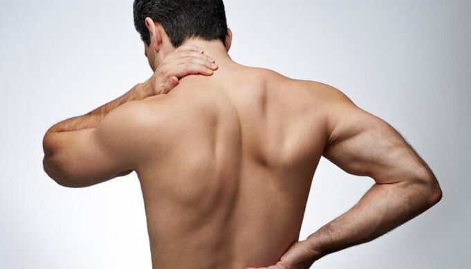 La hernia intervertebral se manifiesta como dolor de espalda y contribuye al deterioro de la potencia. 