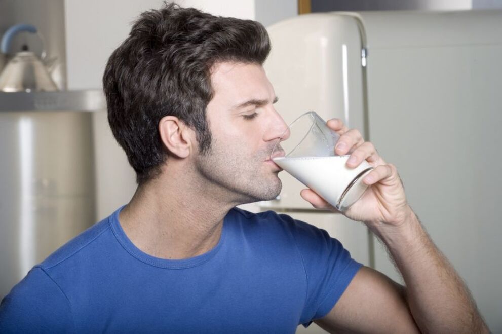 El hombre bebe leche